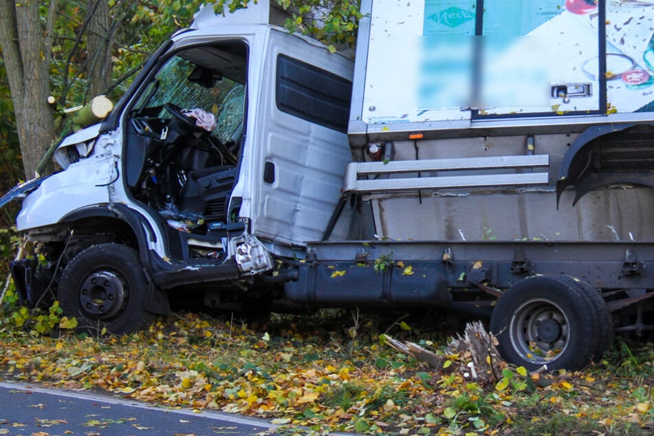 Rettungshubschrauber im Einsatz: Döner-Transporter kracht gegen Baum