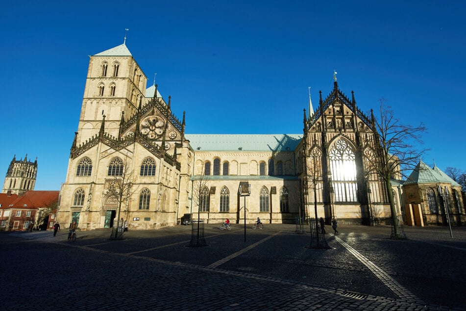 Der St. Paulus-Dom in Münster bleibt hingegen im Dunkeln.