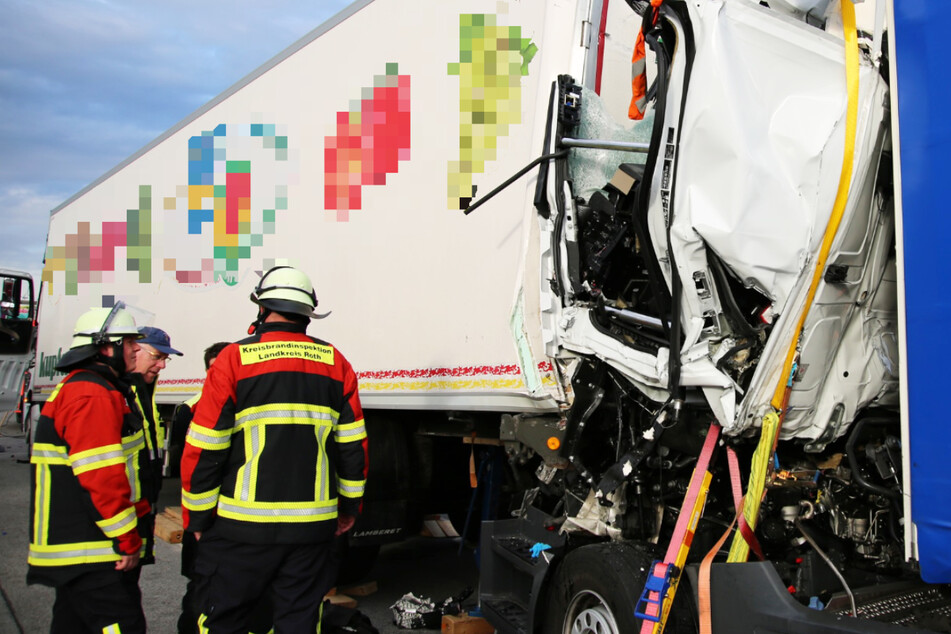 Der Fahrer des Lastwagens war nach dem Zusammenstoß im Wrack seines tonnenschweren Gefährts eingeklemmt.