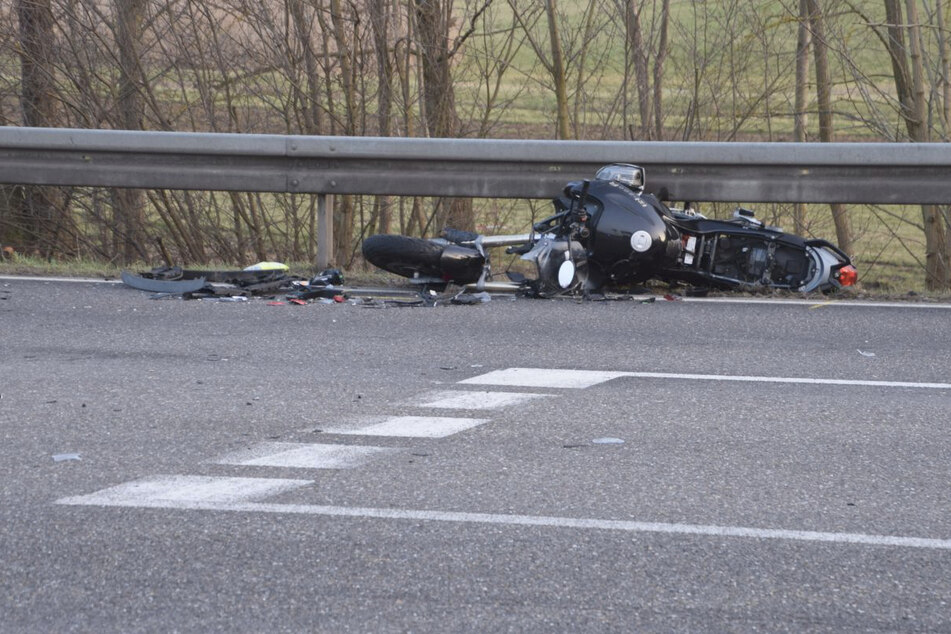 Autofahrerin übersieht Biker: 61-Jähriger stirbt noch an der Unfallstelle