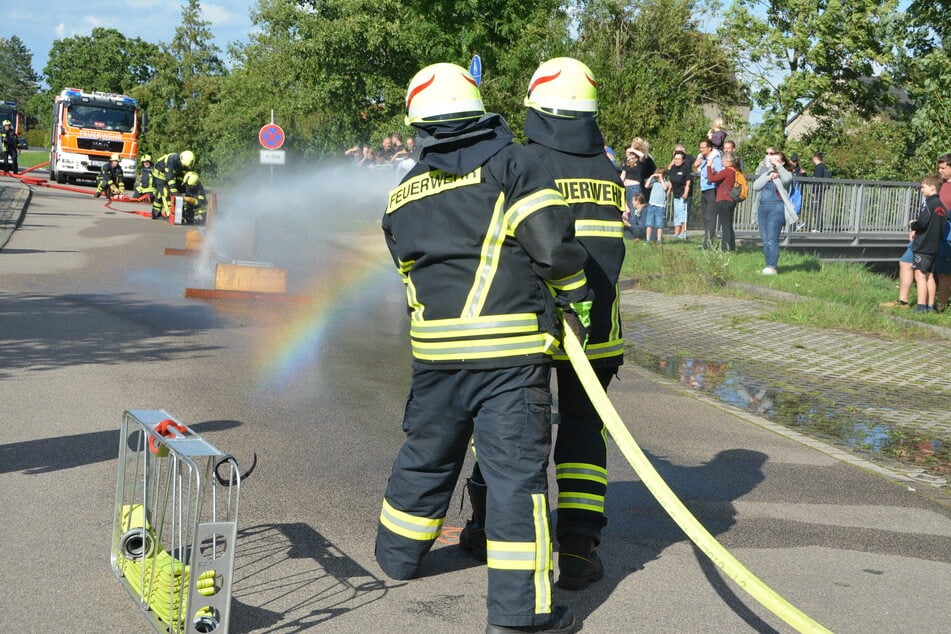 Am Kleinpösnaer Anger gab es einen Spaßwettbewerb zwischen der FF Kleinpösna und den Gast-Feuerwehren Baalsdorf und Borsdorf. Im Mittelpunkt stand dabei eine Holzkabeltrommel.