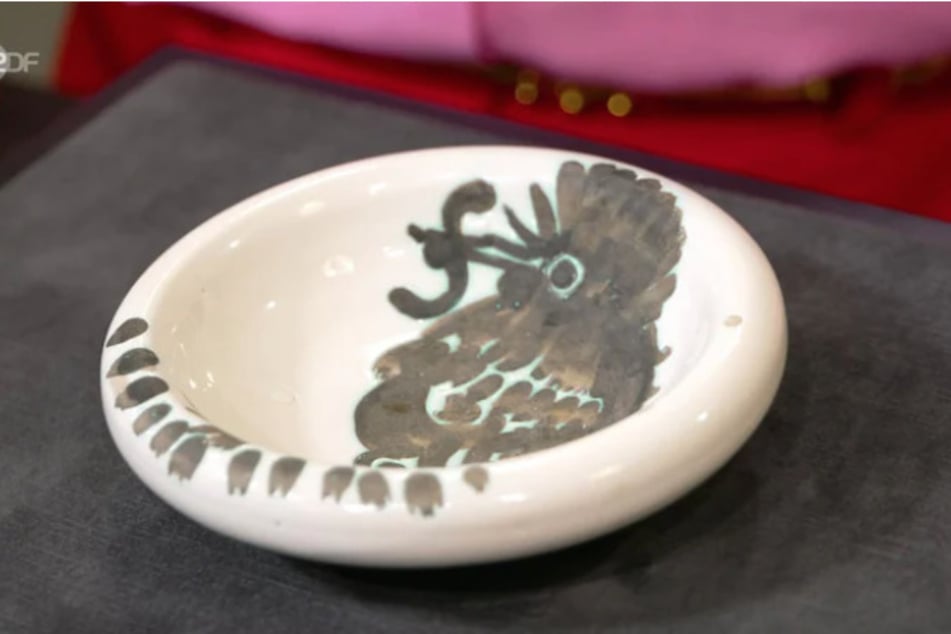 ZDF-Expertin Bianca Berding (48) entlarvt das unscheinbare Schälchen als Original-Arbeit von Pablo Picasso.