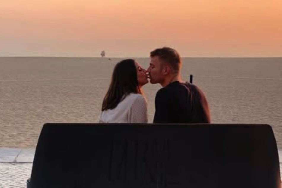 Sarah Engels und Julian (33) teilen einen romantischen Moment am Meer.