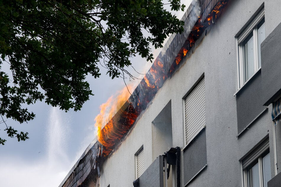 Der Dachstuhl eines Hauses war auf einer Fläche von rund 60 mal zehn Metern in Vollbrand geraten.
