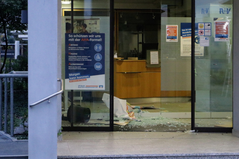 Der Geldautomat wurde gegen 3.30 Uhr gesprengt. Noch ist nicht bekannt, wie viel Beute die Täter gemacht haben.