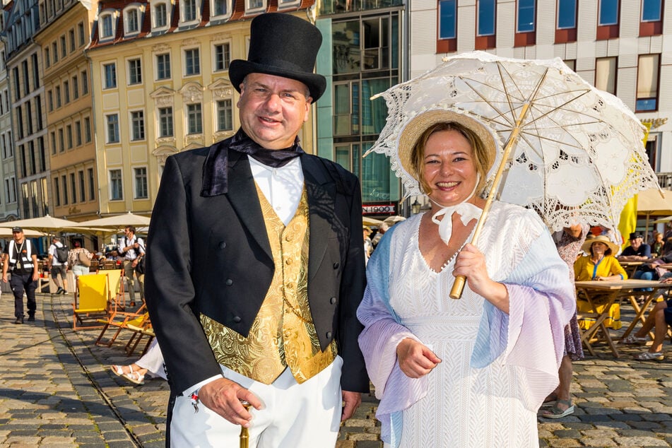 OB Dirk Hilbert (52) und Dresden-Marketing-Chefin Corinne Miseer (48) waren auch dem Anlass entsprechend gekleidet.