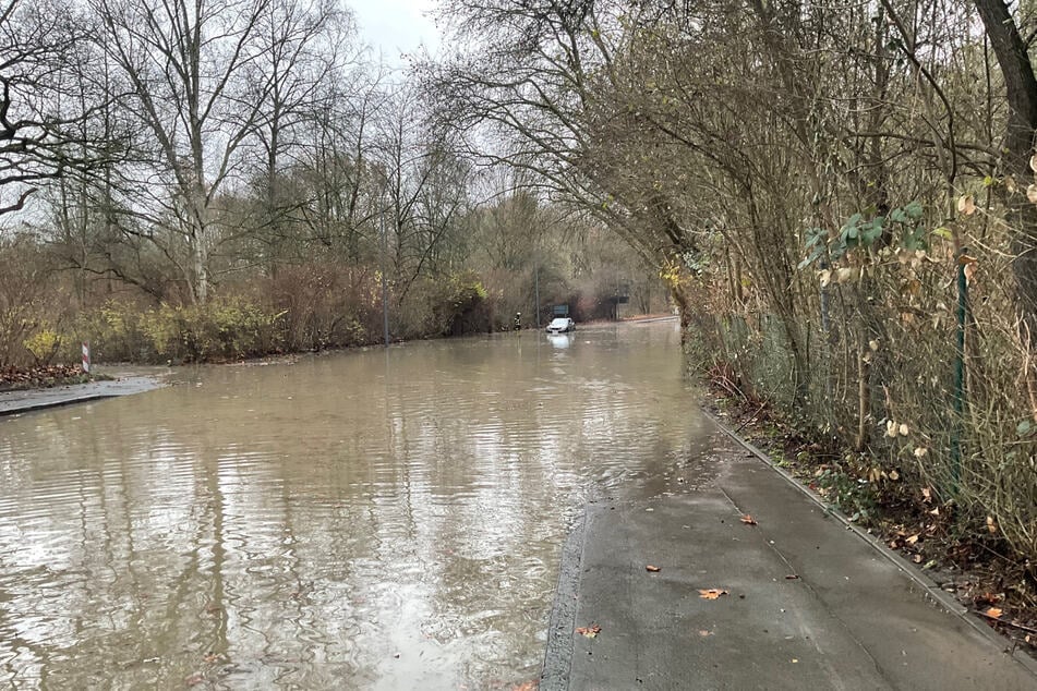 Diese Fahrbahn in Dortmund verwandelte sich am Freitagmorgen plötzlich in einen See.