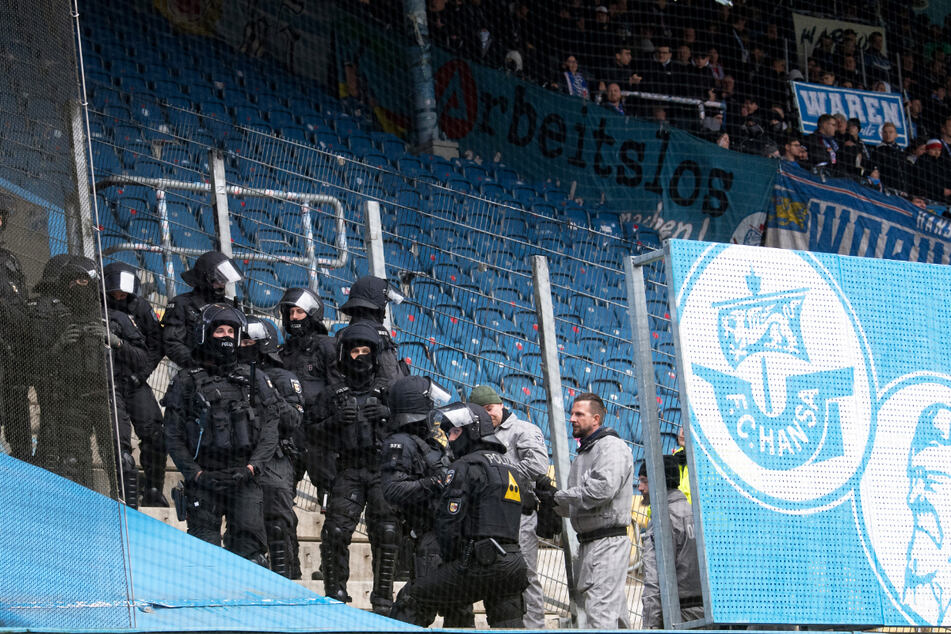 Polizeibeamte trennten die beiden Fanlager im Stadion.
