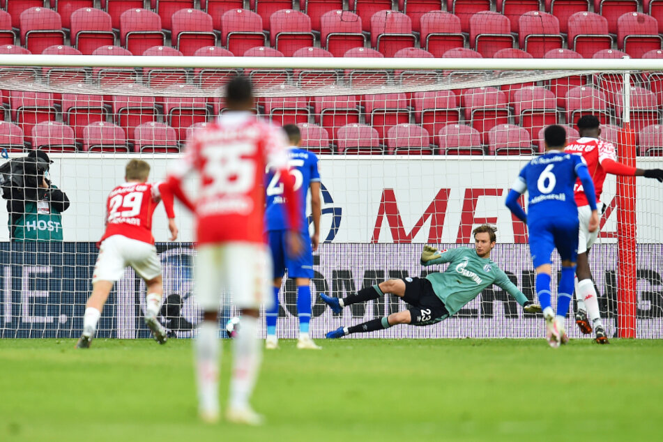 Jean-Philippe Mateta (r.) schießt Mainz vom Elfmeterpunkt mit 2:1 in Führung. S04-Keeper Frederik Rönnow (3.v.r.) springt in die falsche Ecke.