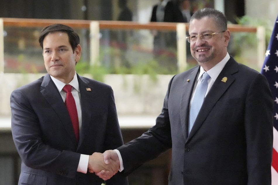 President Rodrigo Chaves (r.) said Costa Rica will receive 50 children Thursday among 200 Asian migrants deported by the US.