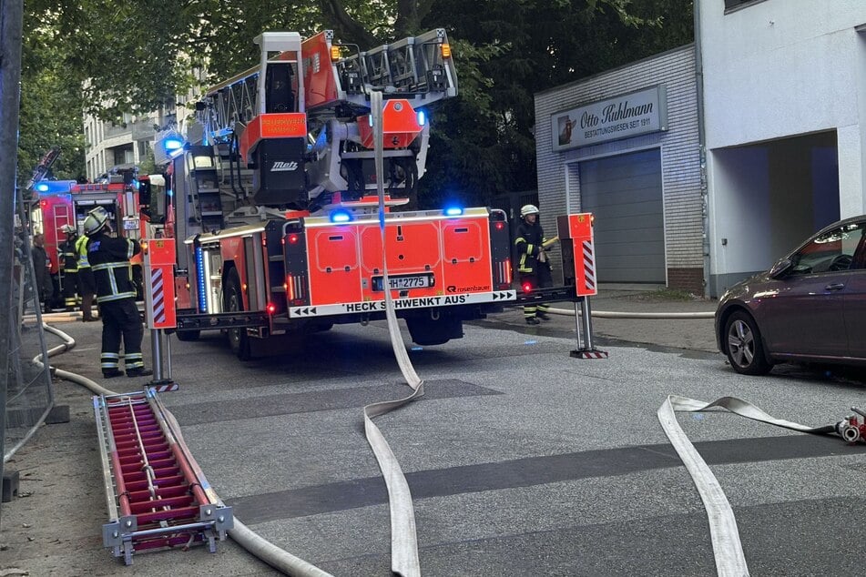 Brand noch nicht gelöscht: Der Feuerwehr-Einsatz dauerte am Abend an.