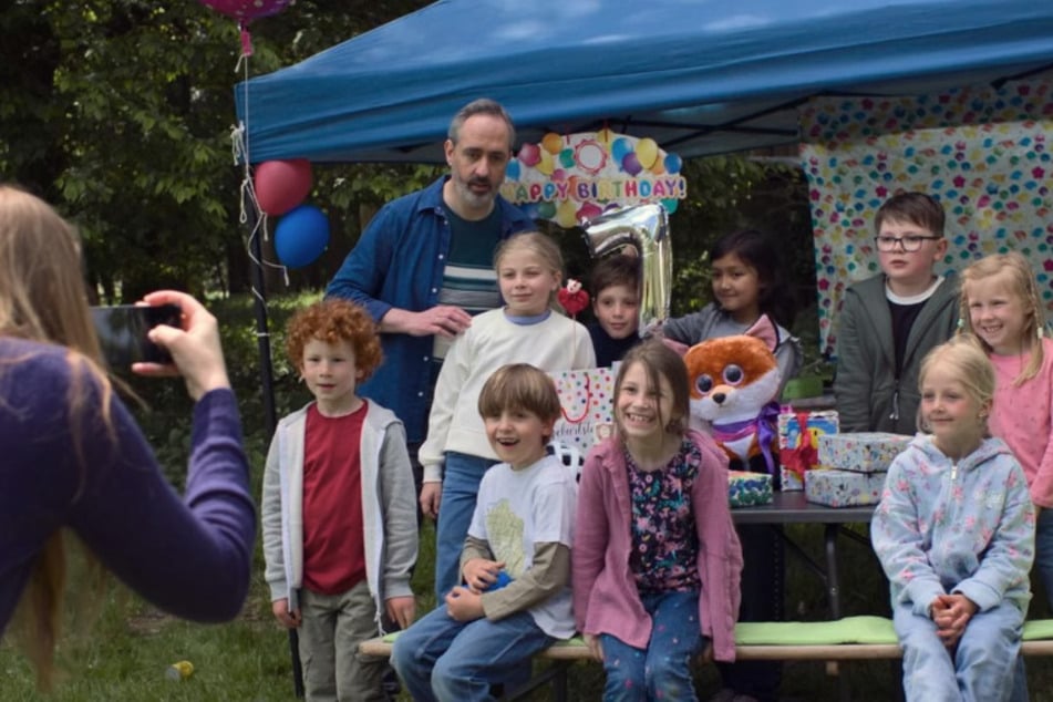 XY-Szenenfoto: Ein siebenjähriges Mädchen verschwindet von einer Geburtstagsfeier.