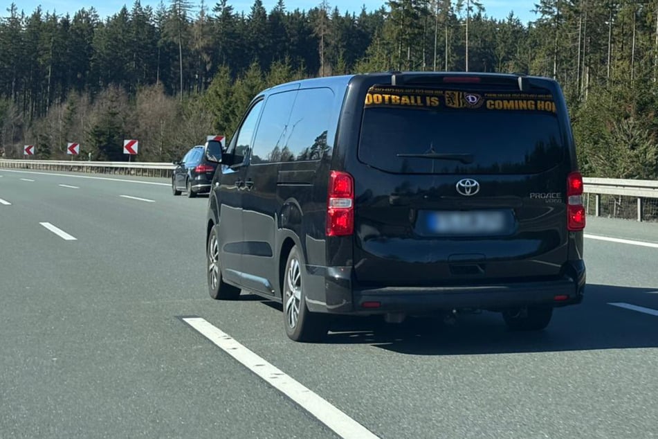 Abfahrt! Mit gelbem Schal am Auto geht es für diesen Neuner nach Nürnberg.
