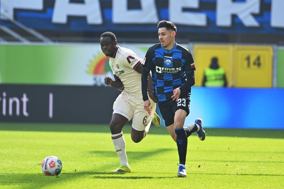 Kofi Amoako (20, l.) hat sich bei Dynamo Dresden schnell durchgesetzt, spielt in der U21-Nationalmannschaft - und weckt offenbar Begehrlichkeiten.