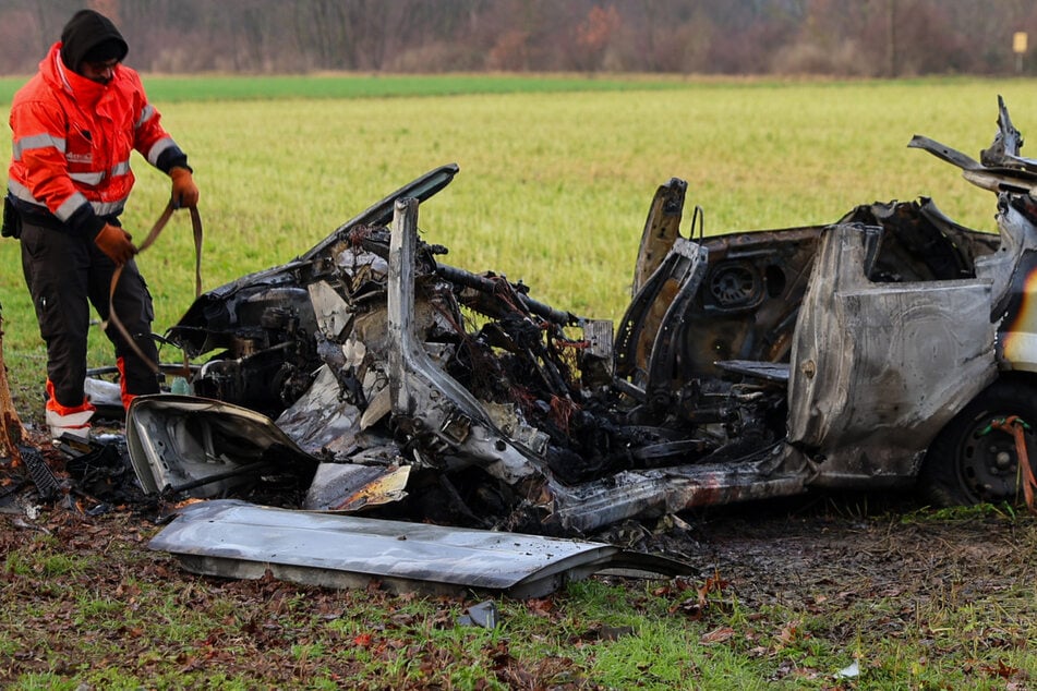 Unfall A59: Fahrer hat keine Überlebenschance: Ford Fiesta kracht gegen Baum, geht in Flammen auf