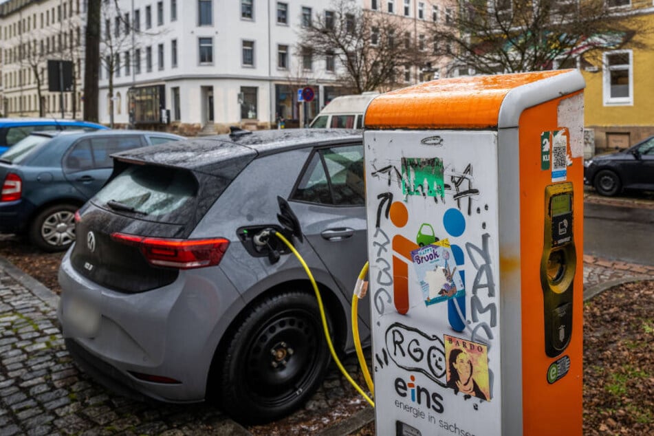 Eine E-Ladestation von eins Energie steht am Zöllnerplatz in Chemnitz.