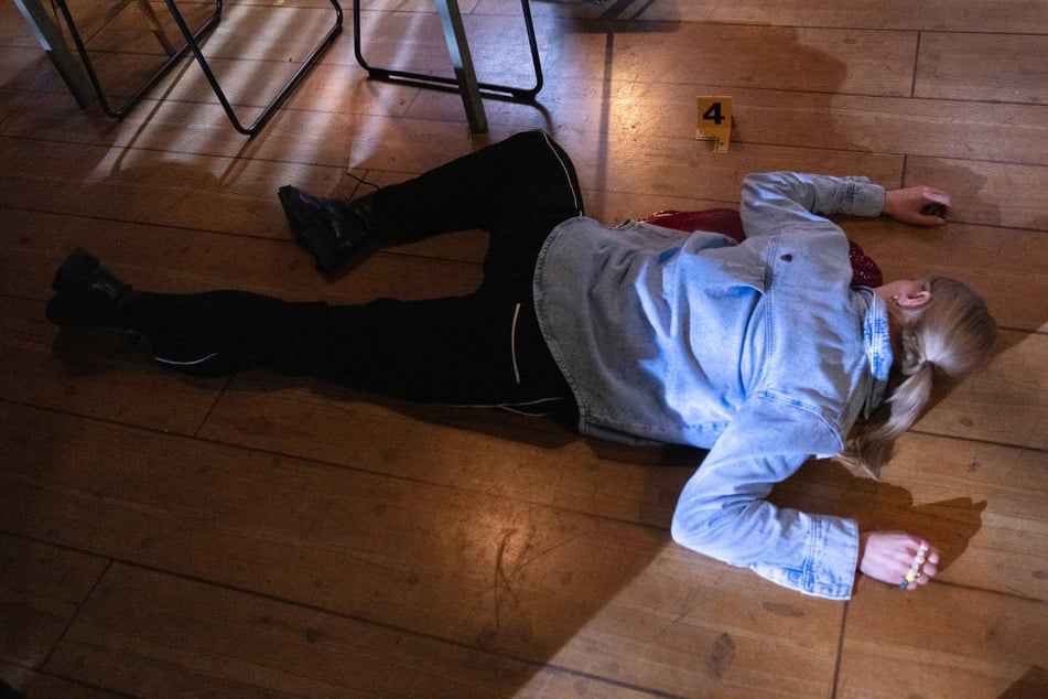 Zoe liegt leblos in einer großen Blutlache am Boden.