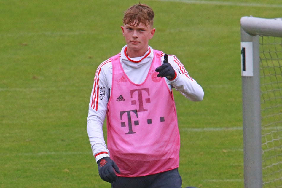 Fällt mittlerweile auch ohne pinkes Trainingsleibchen auf: Paul Wanner (18), hier im Trikot des FC Bayern, spielt aktuell als Leihgabe beim 1. FC Heidenheim.