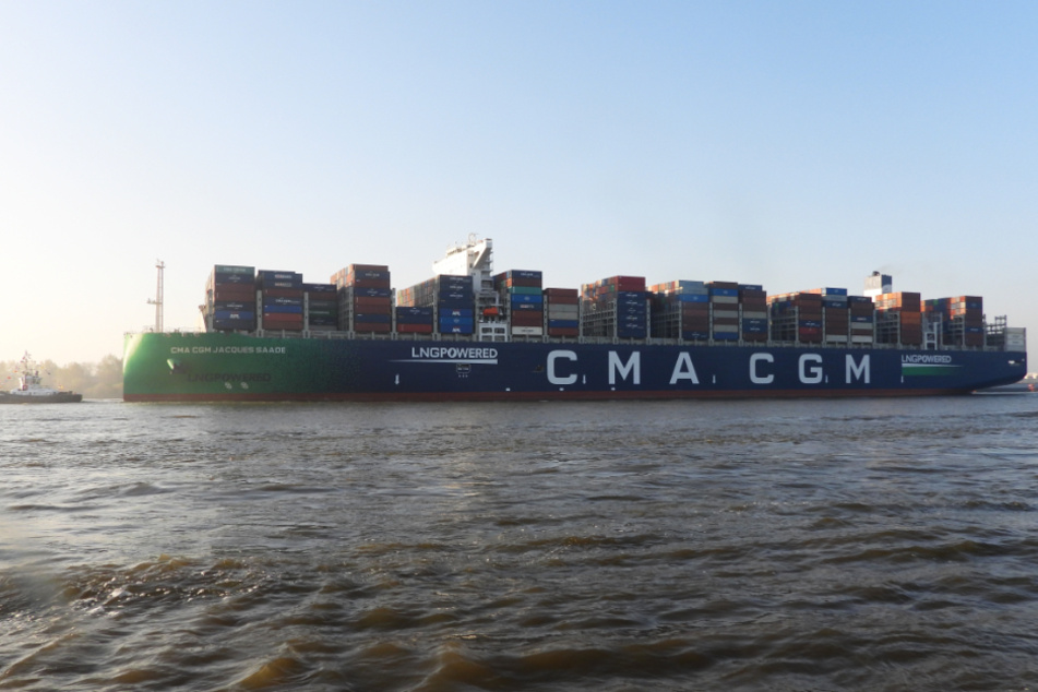 Die "CMA CGM Jacques Saade" läuft im Hamburger Hafen ein.
