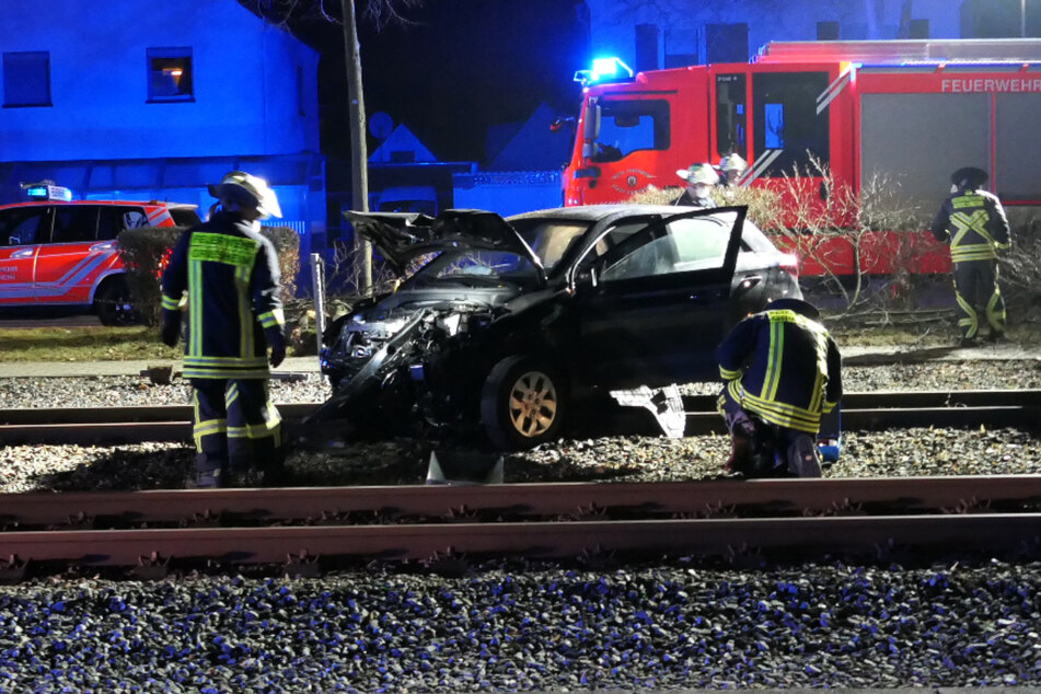Das Autowrack stand direkt auf den Straßenbahn-Gleisen in Griesheim.