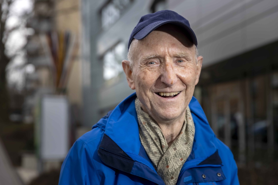 Mieter Reinhard Bindig (81) freut sich über die Einladung.