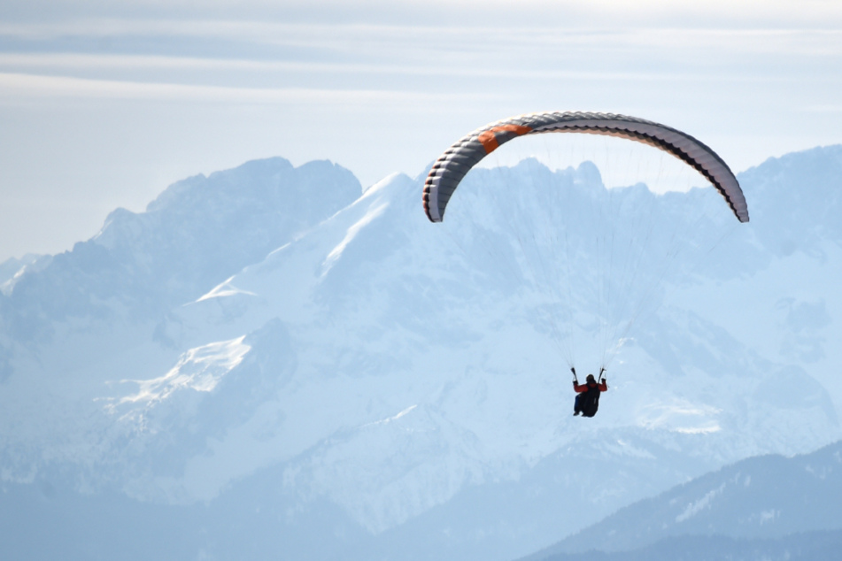 Seitenwind und ein Strömungsabriss führten laut Polizei zu dem Absturz des Paragliders. (Symbolbild)