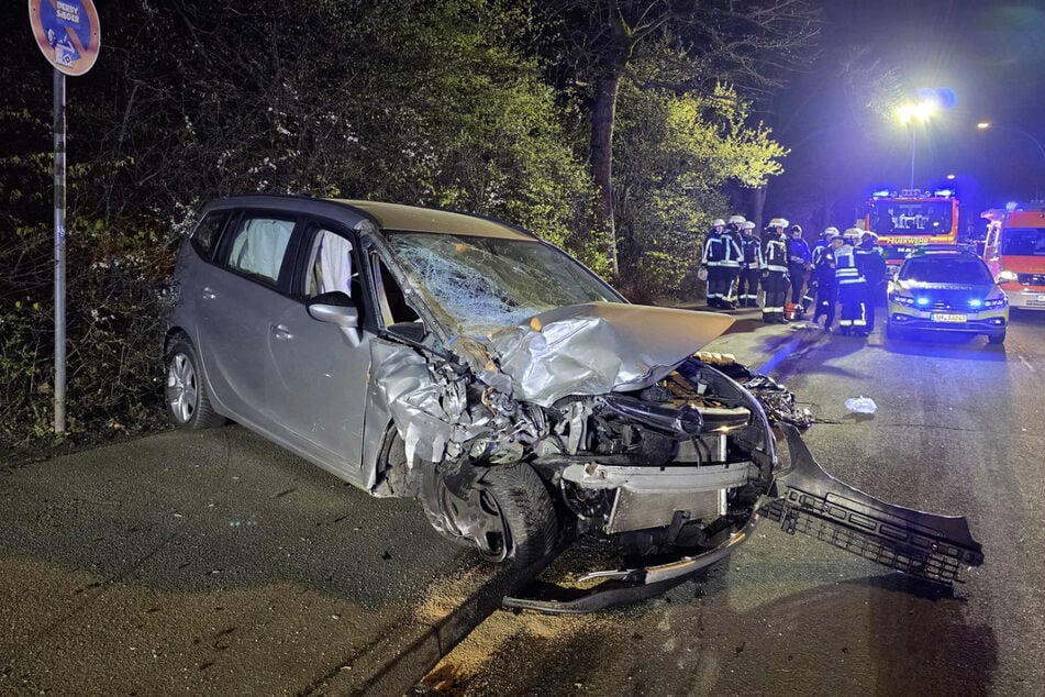Die beiden Insassen des Opel wurden bei dem Unfall verletzt.