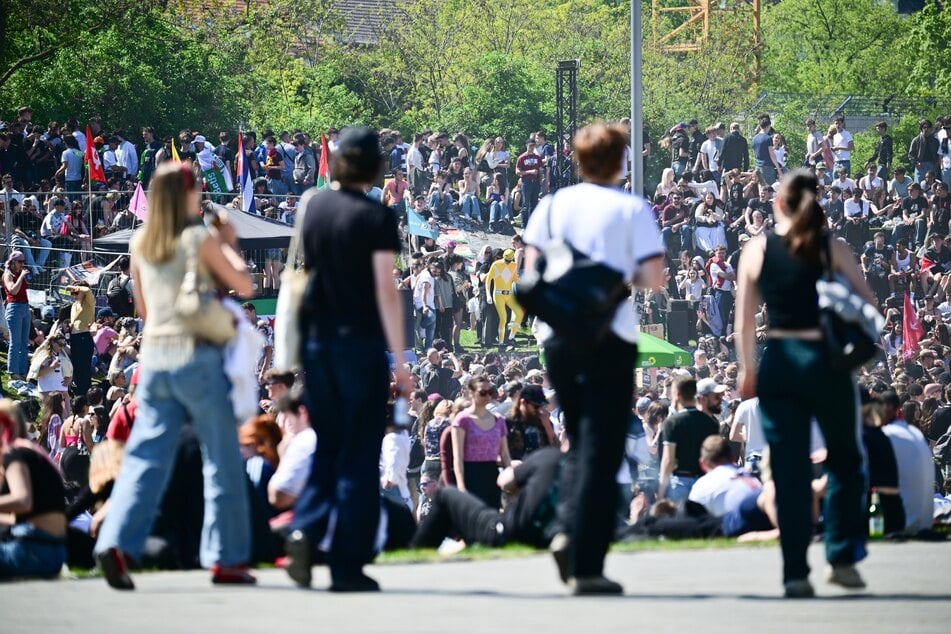 Bei den warmen Temperaturen strömen viele Menschen in den Berliner Stadtteil Kreuzberg.