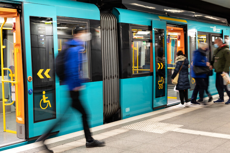 Fahrgäste steigen an der Station Hauptwache in Frankfurt am Main in die U-Bahn – im ÖPNV in Hessen gilt von Mittwoch an die 3G-Regel.