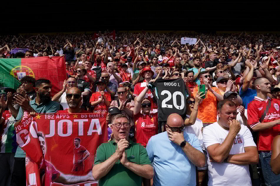 Die Vorbereitung des FC Liverpool liegt unter einem Schleier der Trauer. Hier gedenken die Fans Diogo Jota (†28) während des Testspiels gegen Preston.