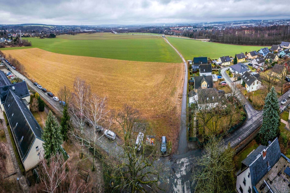 Blick vom Harthweg auf ein Feld zwischen Weydemeyerstraße (unten), Kieselhausenstraße (links) und Kalkstraße im Stadtteil Rabenstein. Hier soll das Gewerbegebiet entstehen.