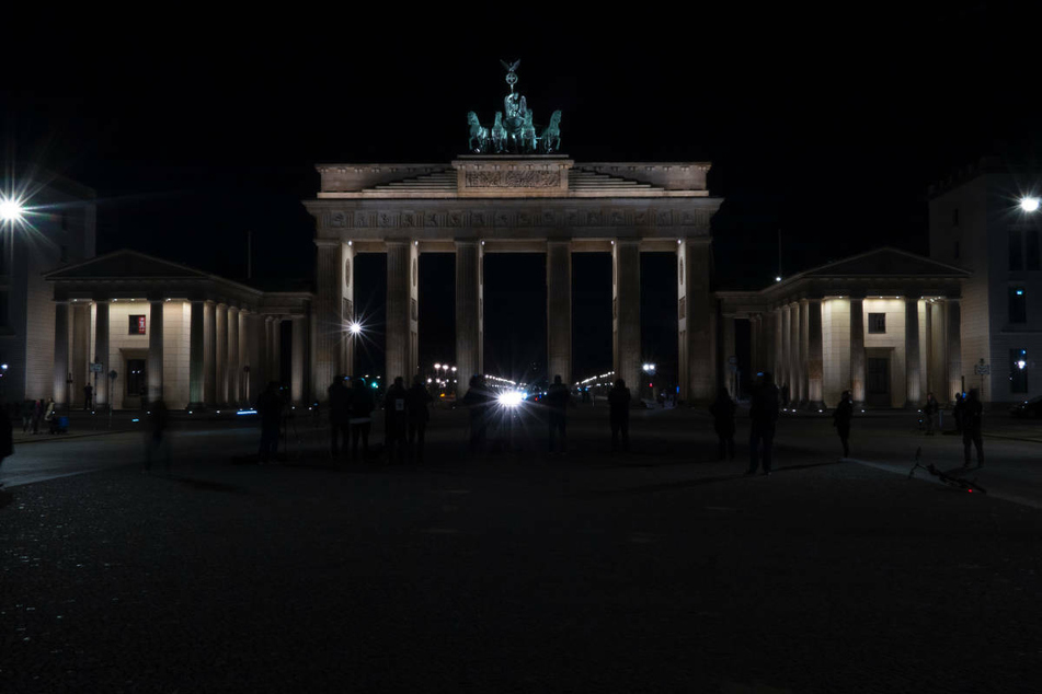Das Brandenburger Tor liegt während der "Earth Hour" im März 2020 im Dunkeln. Auch am Samstagabend sollen die Lichter am Pariser Platz wieder ausgehen.