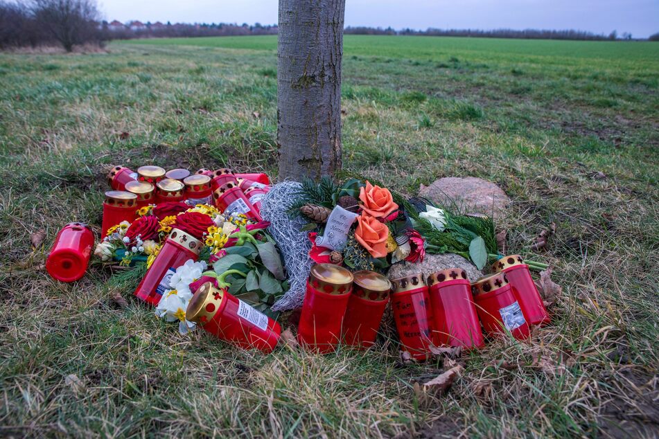 Am Fundort der Leiche bei Schkeuditz wurden zum Gedenken an den Toten Blumen und Kerzen niedergelegt.