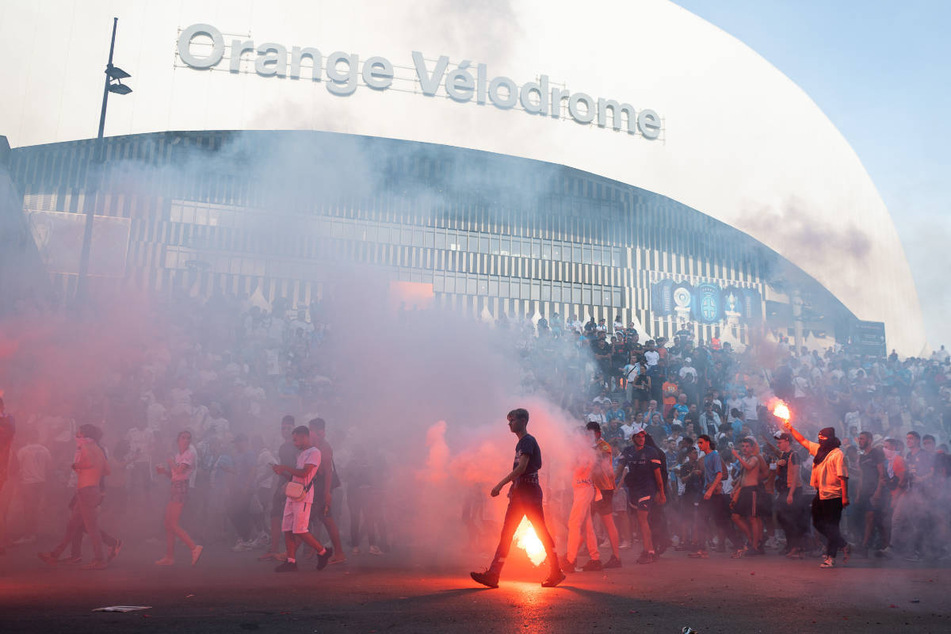 Vor dem Stadion in Marseille brannten Olympique-Fans Feuerwerkskörper ab.