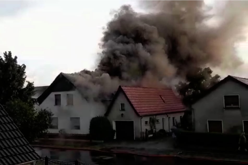 Nach dem Einschlag im Wohnhaus brach ein Feuer aus.