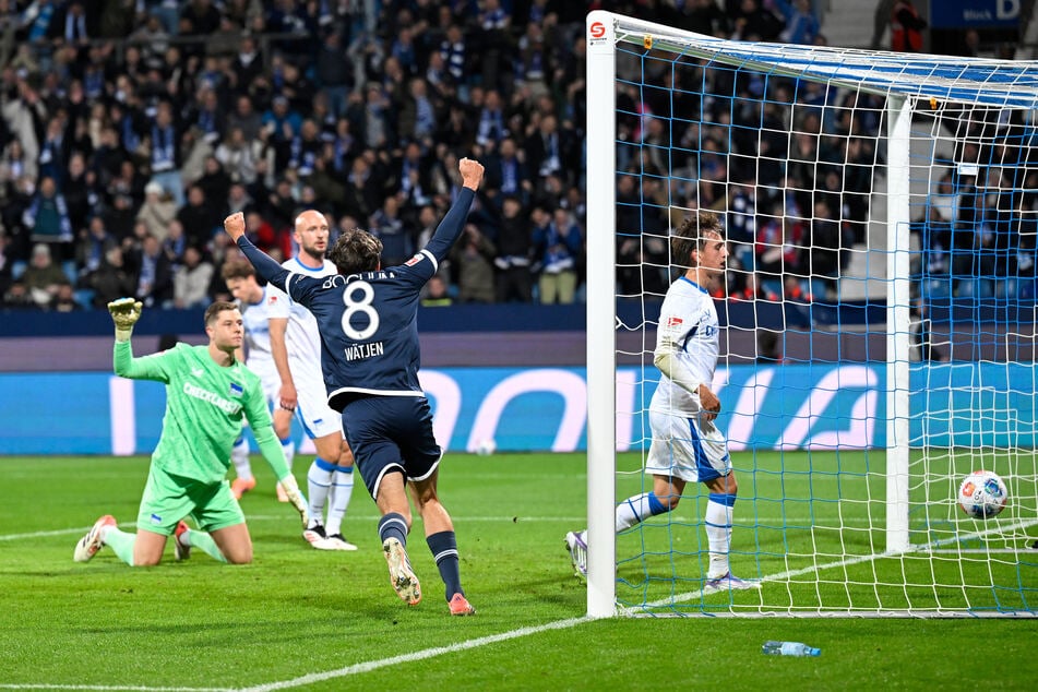 Eigentorschütze Michal Karbownik (r.) und seine Kollegen sind bedient, der VfL Bochum jubelt früh.