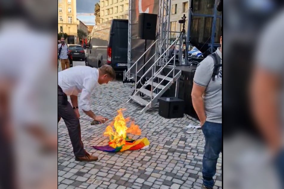 Poggenburg und Kameraden wollten das Zeichen der "LGBTQIA+"-Gemeinde brennen sehen.