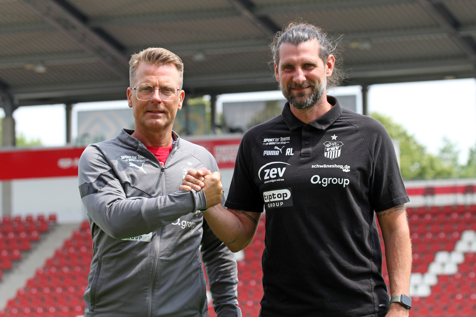 FSV-Sportdirektor Robin Lenk (39) begrüßt den neuen Cheftrainer Rico Schmitt (54, l.).