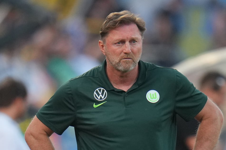 Wolfsburg-Trainer Ralph Hasenhüttl (57) war so gar nicht mit der Unterstützung der VfL-Fans nach dem 2:2 zufrieden.