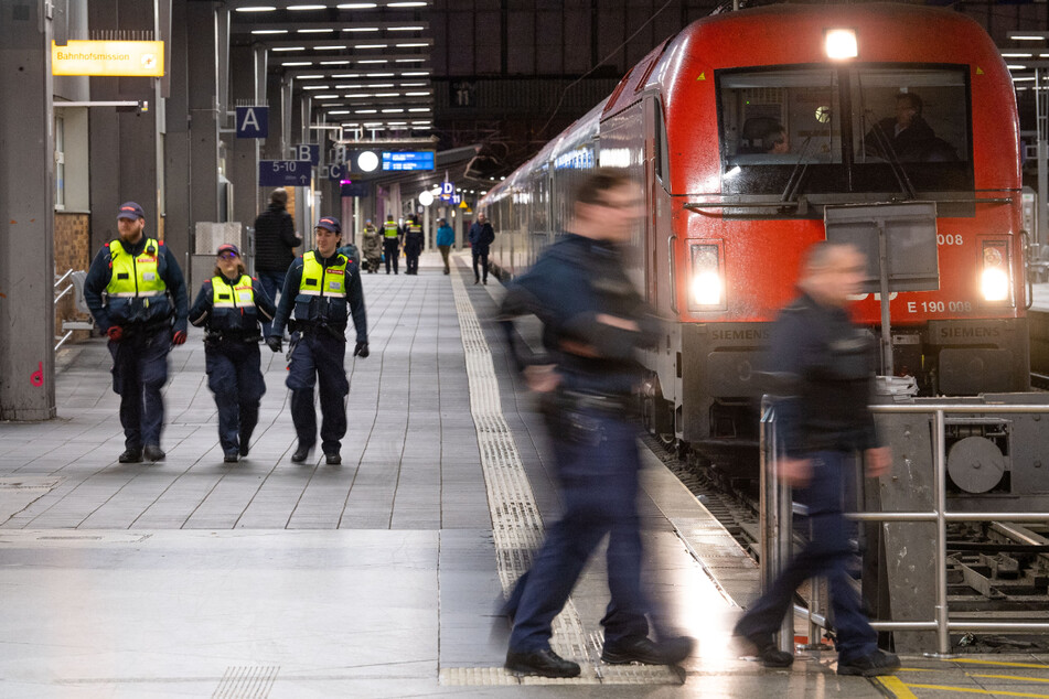 Die Bundespolizei griff die Jugendlichen in einem Zug von München nach Rosenheim auf. (Symbolbild)