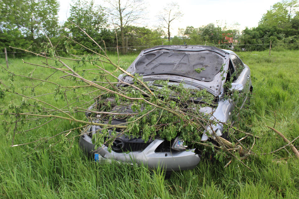 In Neuss ist ein unbekannter Autofahrer in der Zeit zwischen Sonntagabend und Montagmorgen in einem Feld gelandet - und spurlos verschwunden. Die Polizei sucht Zeugen.