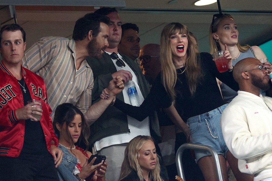 #GOALS! Taylor Swift and Travis Kelce all but official as she attends MetLife game
