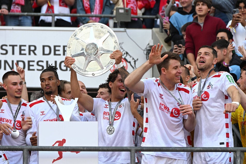Im Mai 2025 durfte Julian Pauli die Schale stemmen und mit Köln den Gewinn der Zweitliga-Meisterschaft feiern.