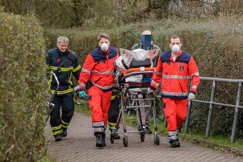 Die verstorbene Person wird von Rettungskräften abtransportiert.