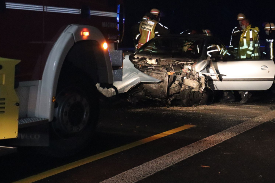 Peugeot kracht auf A67 in Baustelle: Beide Insassen flüchten zu Fuß