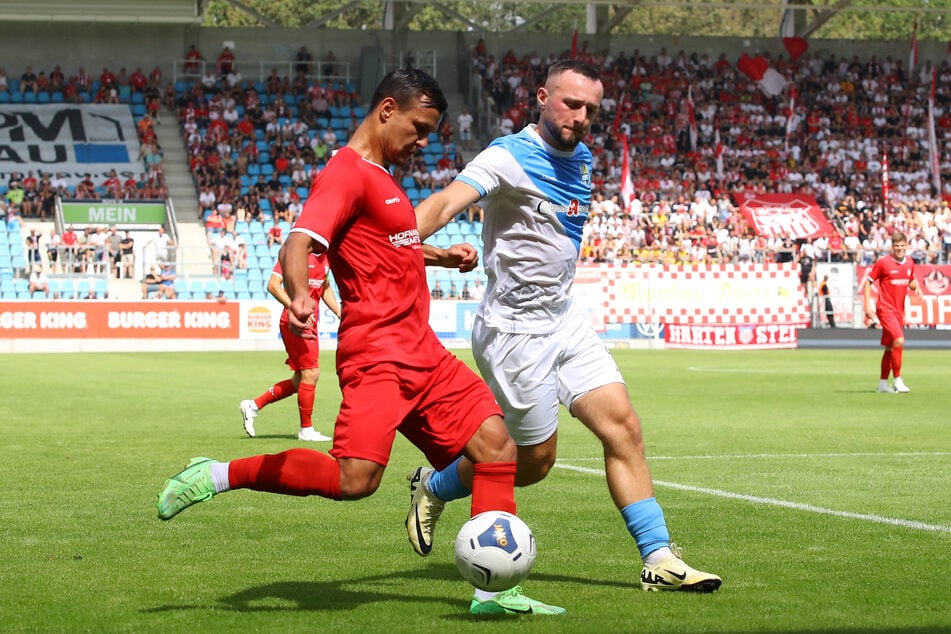 Ist mittlerweile ein Schlüsselspieler des FSV Zwickau: Andrej Startsev (l., hier gegen CFC-Spieler Artur Mergel).