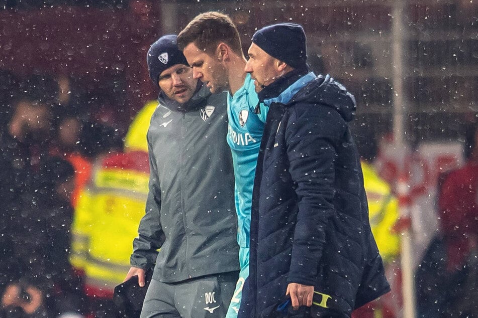 Bochums Keeper Patrick Drewes (31, M.) muss nach dem Feuerzeug-Treffer vom Feld geführt werden.