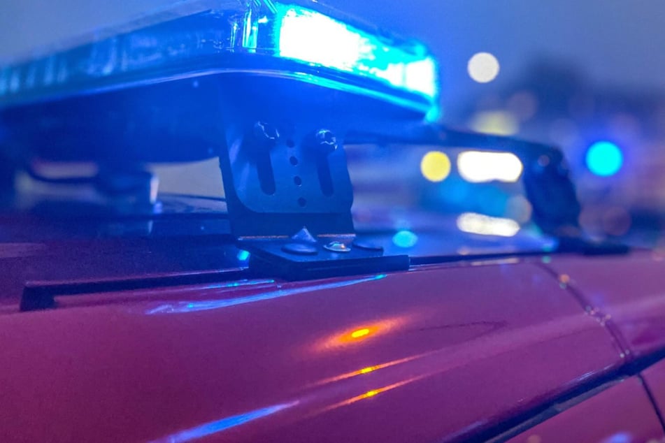 Die Feuerwehr in Dresden kümmert sich um das Leck einer Großwärmepumpe des Max-Planck-Instituts.