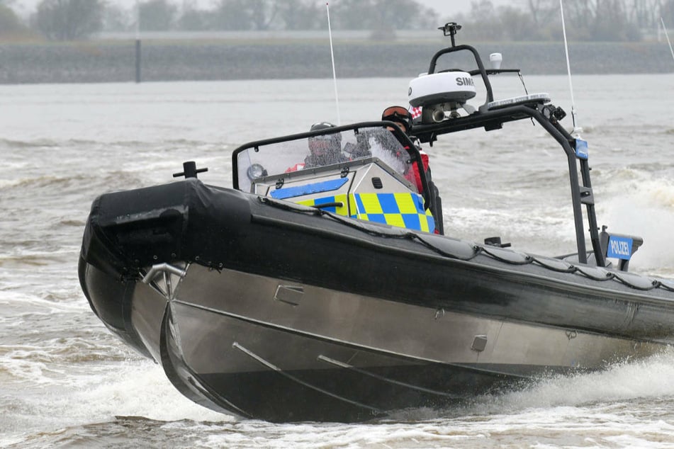 Die zuständigen Beamten der Wasserschutzpolizei Stralsund haben eine Anzeige wegen des Verdachts der Brandstiftung erstattet. (Symbolfoto)