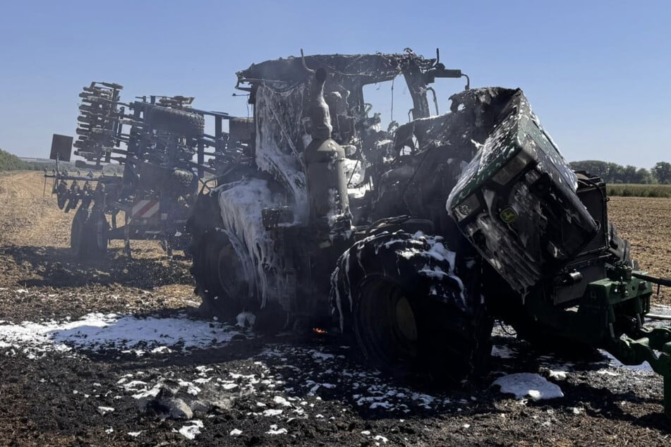 Traktor verbrennt: Mehrere hunderttausend Euro Schaden